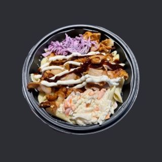 Голяма паста със сметанов сос с дюнер отгоре