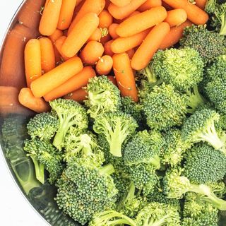 Броколи на пара с бейби моркови