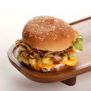 Бургер с месо от дюнер с яйце и чийз