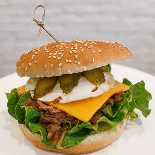 Бургер с дърпано телешко месо и карамелизиран лук