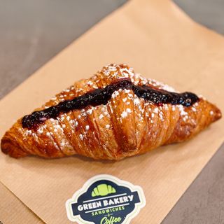 Кроасан с баварски крем и сладко от боровинки