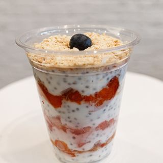 Млечен десерт с чия и плодове