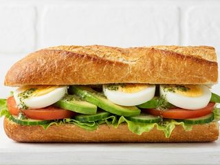 Вегетариански сандвич с яйце и авокадо