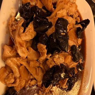 25.Телешки месо с бамбук и черни гъби