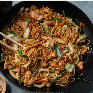 4.Спагети с пилешко месо, зеленчуци и яйце