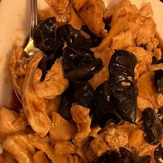 24.Свински месо с бамбук и черни гъби