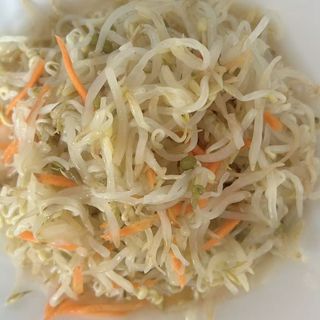 7.Салата от соеви кълнове и моркови 400 грама