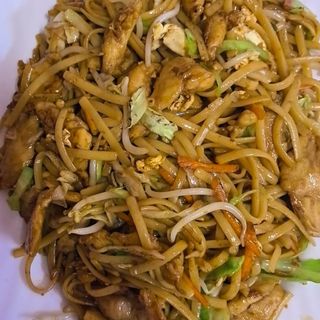 46. Пържени спагети c пилешко, зеленчуци и яйце