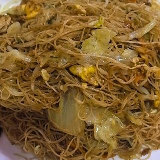 47. Пържени оризови спагети със зеленчуци и яйце