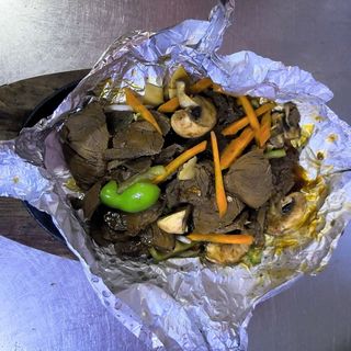 87. Телешко на метална плоча със зеленчуци.