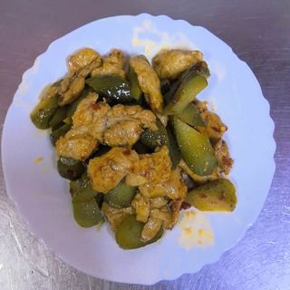 11B. Пилешко c кисели краставички и лют сос