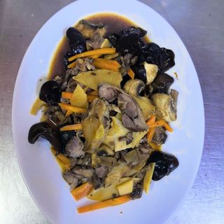 97. Патица c бамбукови стръкчета и черни гъби