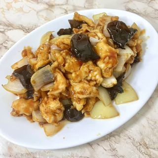 6А.Пиле с лук и черни гъби