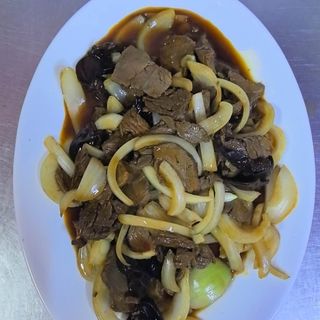 90. Пържено телешко с лук и черни гъби