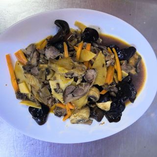  92. Телешко, пилешко, свинско с бамбук и гъби.