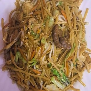 49. Пържени спагети c пилешко, свинско,телешко и яйце