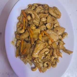 70. Кубчета пилешко месо с кашу