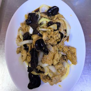 56. Свинско пържено c лук и черни гъби