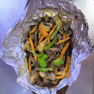 98. Цвърчащо патешко на плоча със зеленчуци