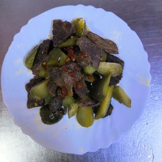 18.кисели краставица и телешко на ленти с лют сос