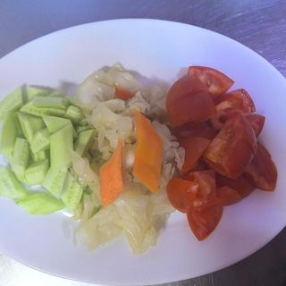 2. Салата от пресни краставици, домати и китайска туршия