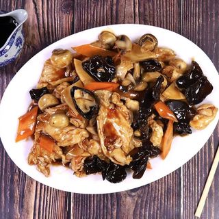 75. Пържено пилешко c бамбукови стръкчета и черни гъби.