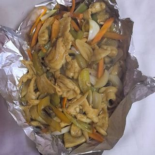 76 Пилешко на плоча със зеленчуци