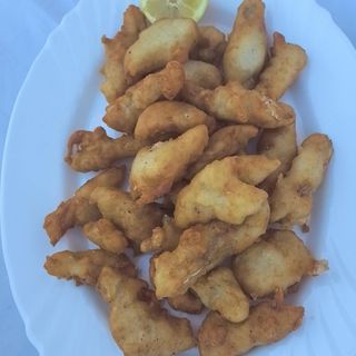 104. Парчета панирана риба.