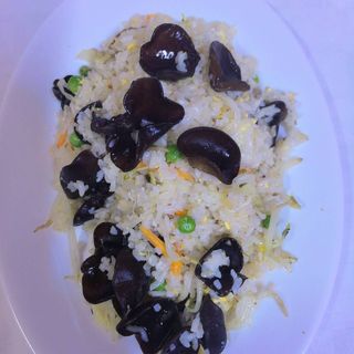 35. Пържен ориз с черни гъби, зеленчуци и яйца