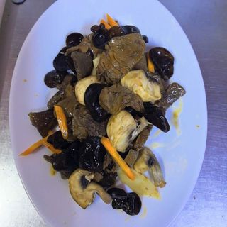 86. Телешко c пържени бамбукови стръкчета и черни гъби .