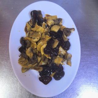 11. Пържени бамбукови стръкчета и черни гъби