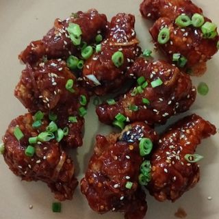 Пържени пилешки крилца с лют сос