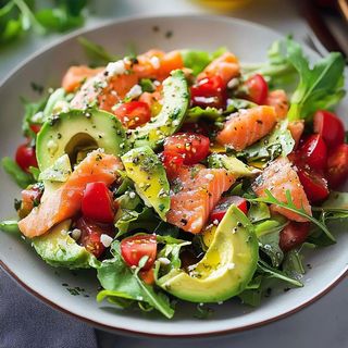 Салата с пушена сьомга, авокадо и цитруси