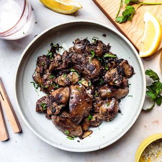 Пилешки дробчета в Мадейра сос