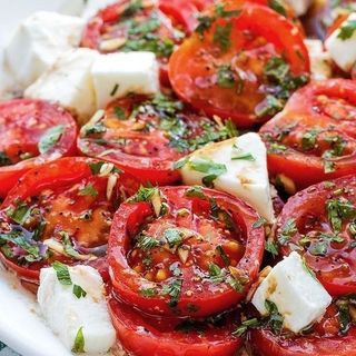 Едро нарязани розови домати с бяло саламурено сирене