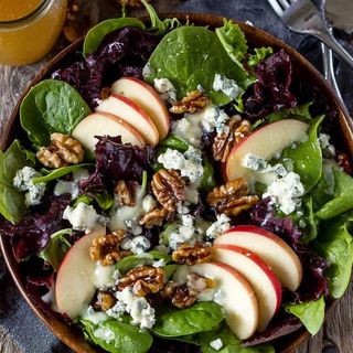 Микс листни салати с печена ябълка, синьо сирене и ядки