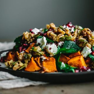 Зимна салата с печена тиква и козе сирене