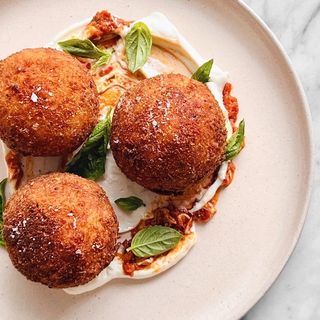 Аранчини с моцарела, пармезан и билки