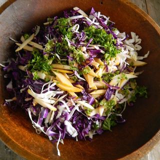 Зеле, ябълка и тахан салата