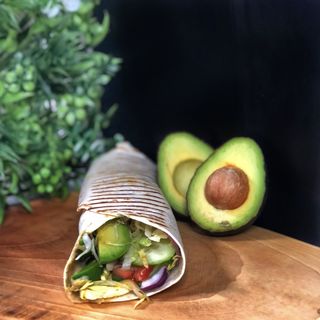 Тoртила с хумус и авокадо