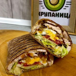 Тортила с карамелизиран лук и пиле