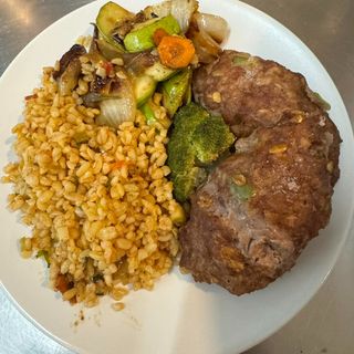 Телешки кебапи с булгур и зеленчуци