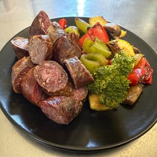 Телешки суджук със зеленчуци на плоча