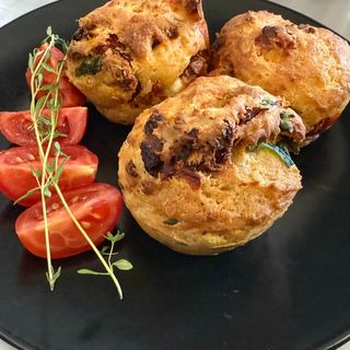 Спаначени мъфини със сушени домати и котидж сирене