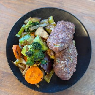 Телешки кебапи със зеленчуци на плоча