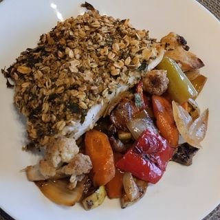 Бяла риба филе с гремолата и зеленчуци на плоча