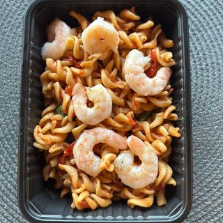 Паста със скариди и чери домати