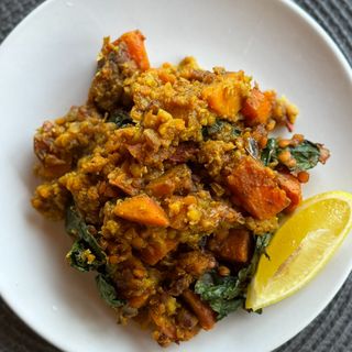 Запечена червена леща със сладък картоф и спанак