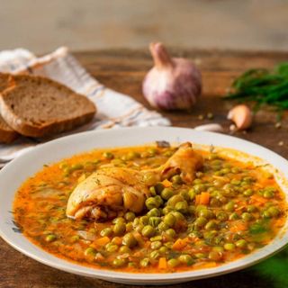 Пилешка яхния с грах и картофи