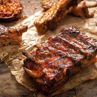 Глазирани свински ребърца с мед и чесън 